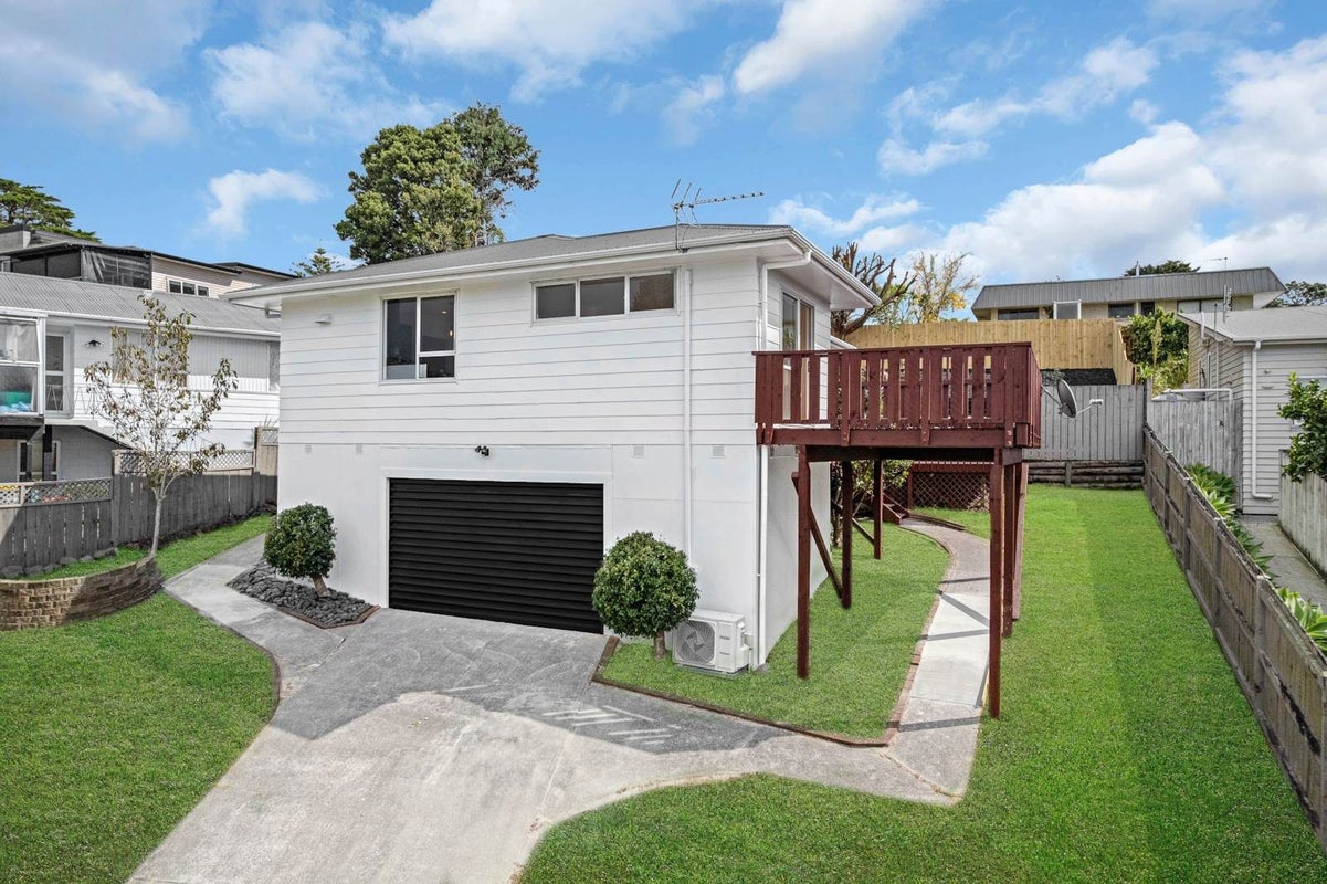 6 Celeste Place, Totara Vale, Auckland - Carousel 1