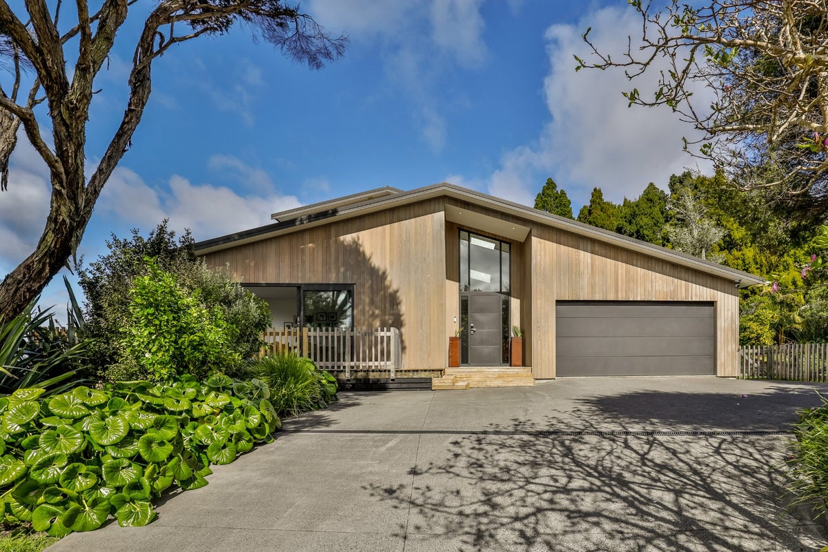 75 Minnehaha Avenue, Titirangi, Auckland - Carousel 1