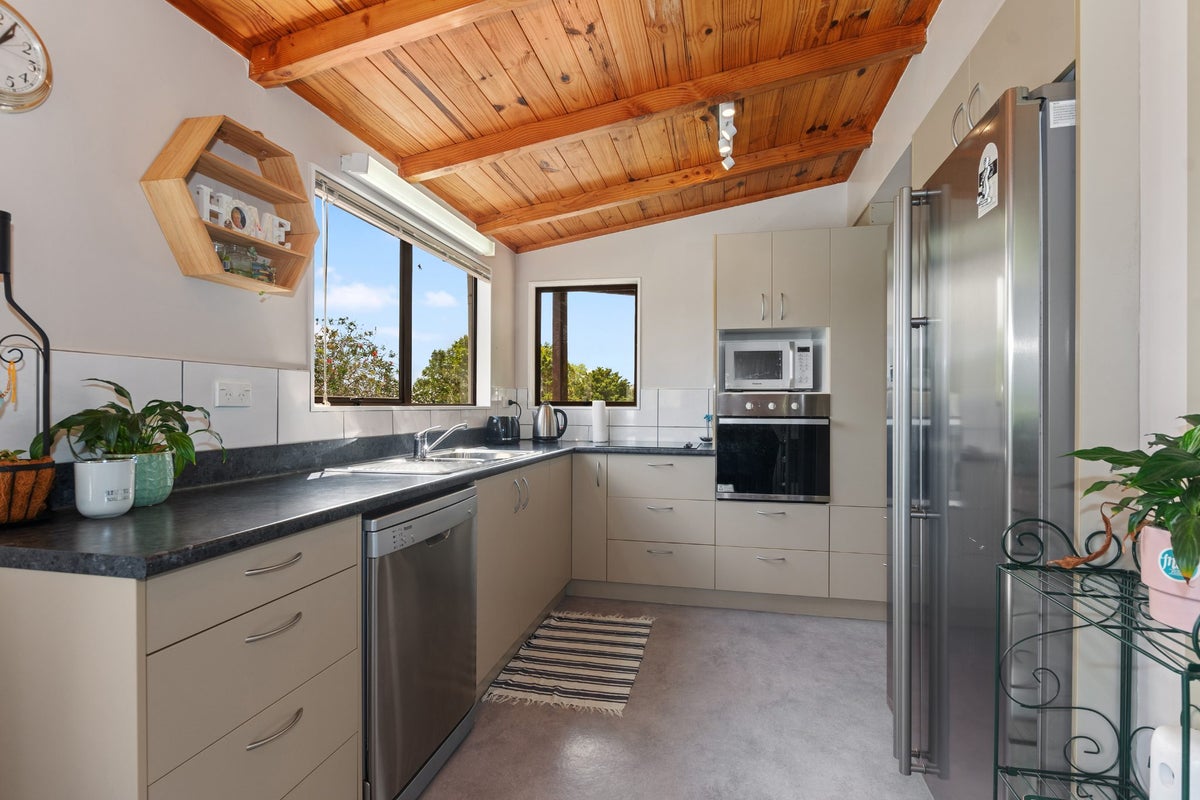 25 Tikorangi Place, Morningside, Whangarei - Carousel 2