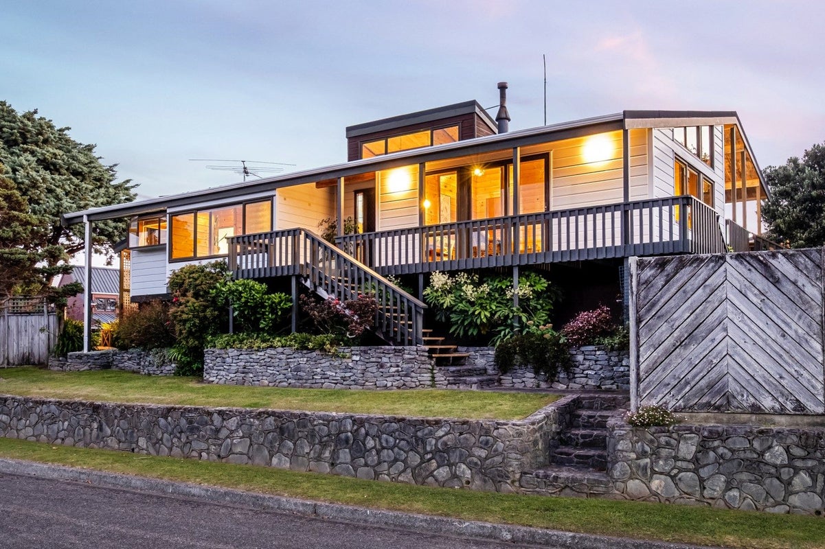 30 Observatory Close, Whitby, Porirua - Carousel 1