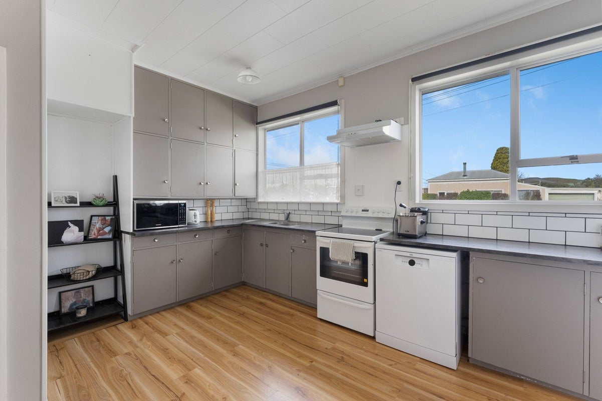 27 Roberts Avenue, Aramoho, Whanganui - Carousel 2