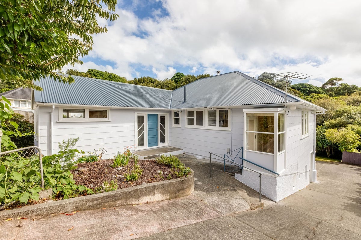8 Ngahue Crescent, Elsdon, Porirua - Carousel 1