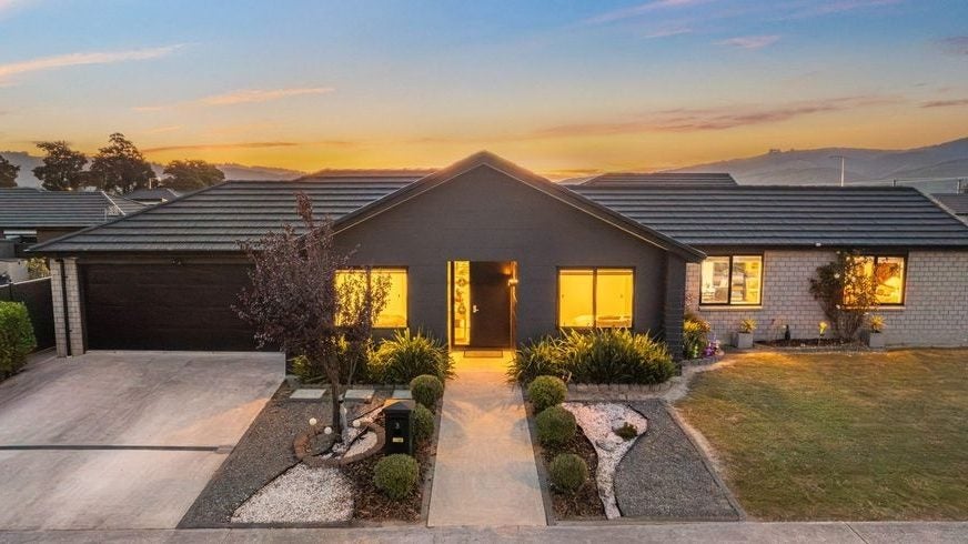 3 Te Kaeaea Crescent, Wallaceville, Upper Hutt - Carousel 1