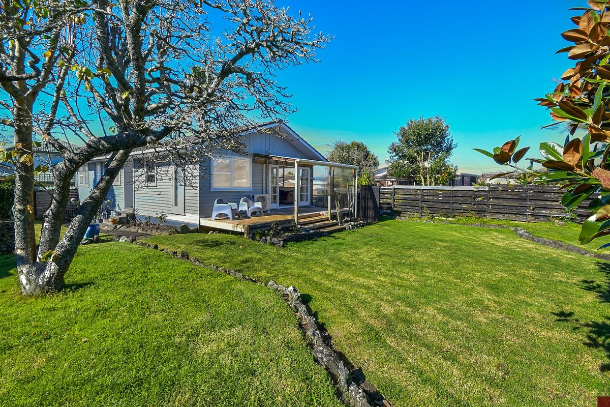 5 Grimshaw Place, Henderson, Auckland - Carousel 1