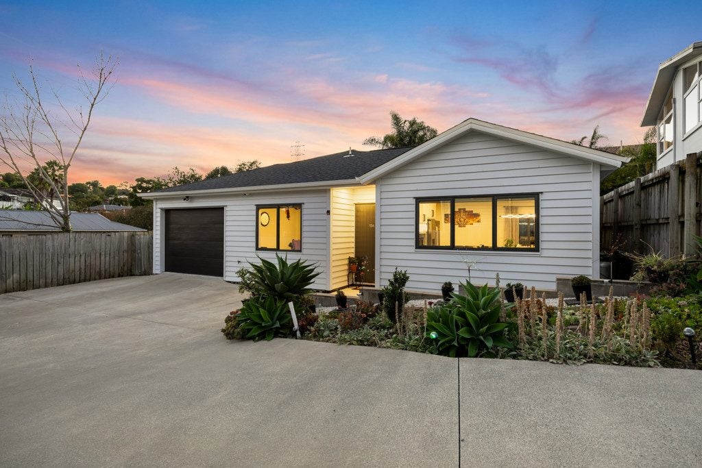 15A Reynella Drive, Massey, Auckland - Carousel 1