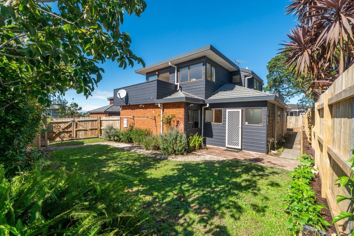 2/14 Raleigh Road, Northcote, Auckland - Carousel 1