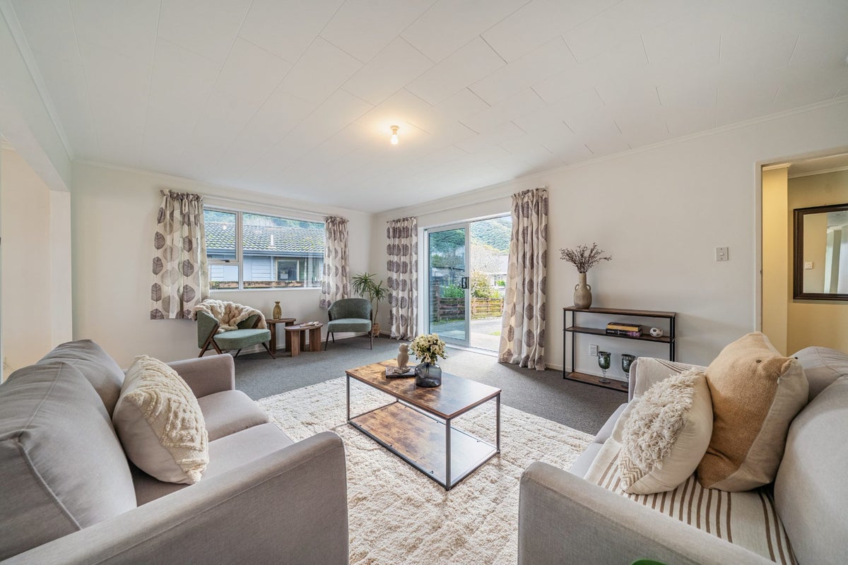 127 California Drive, Totara Park, Upper Hutt - Carousel 2