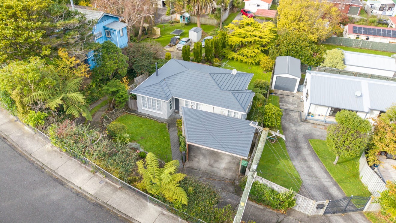 4 Coates Street, Tawa, Wellington - Carousel 1