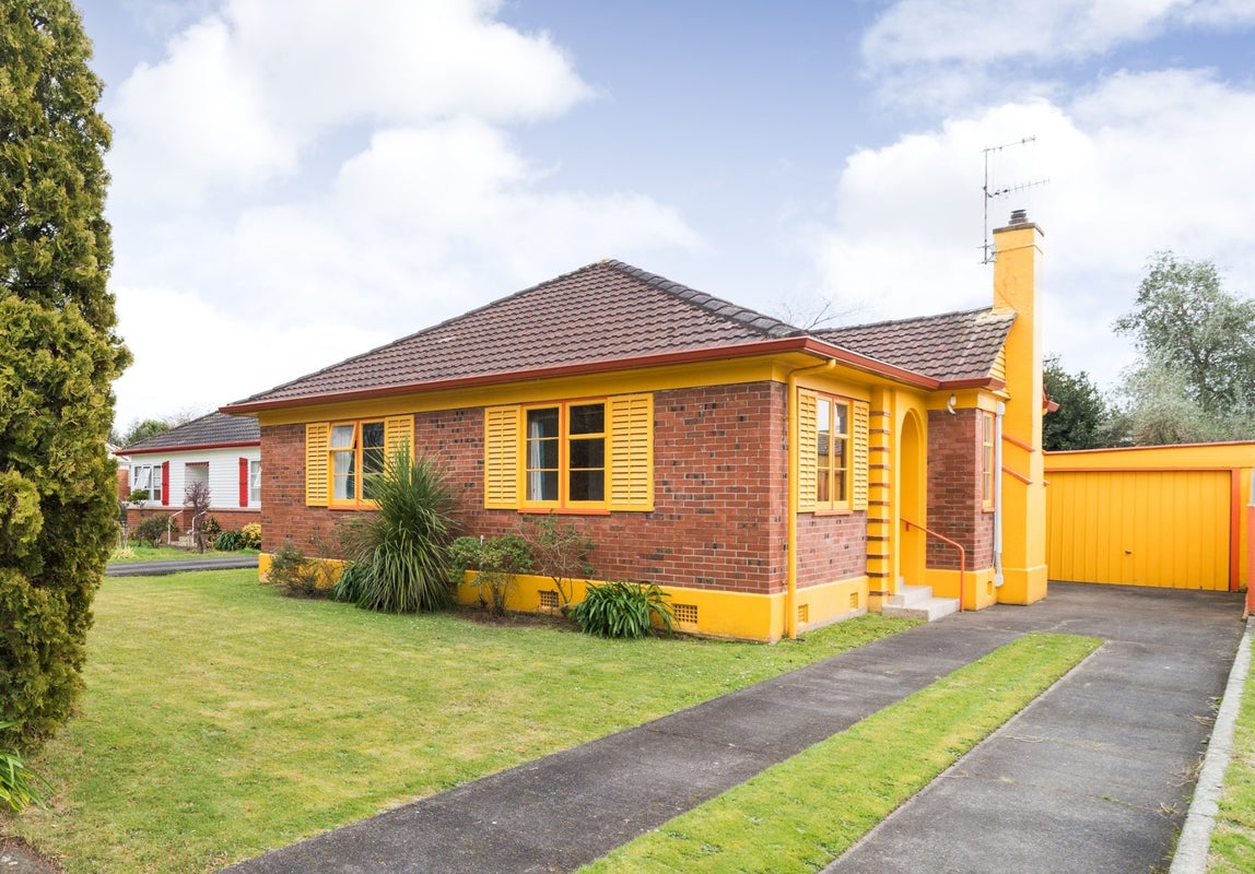 121 Savage Crescent, West End, Palmerston North - Carousel 1