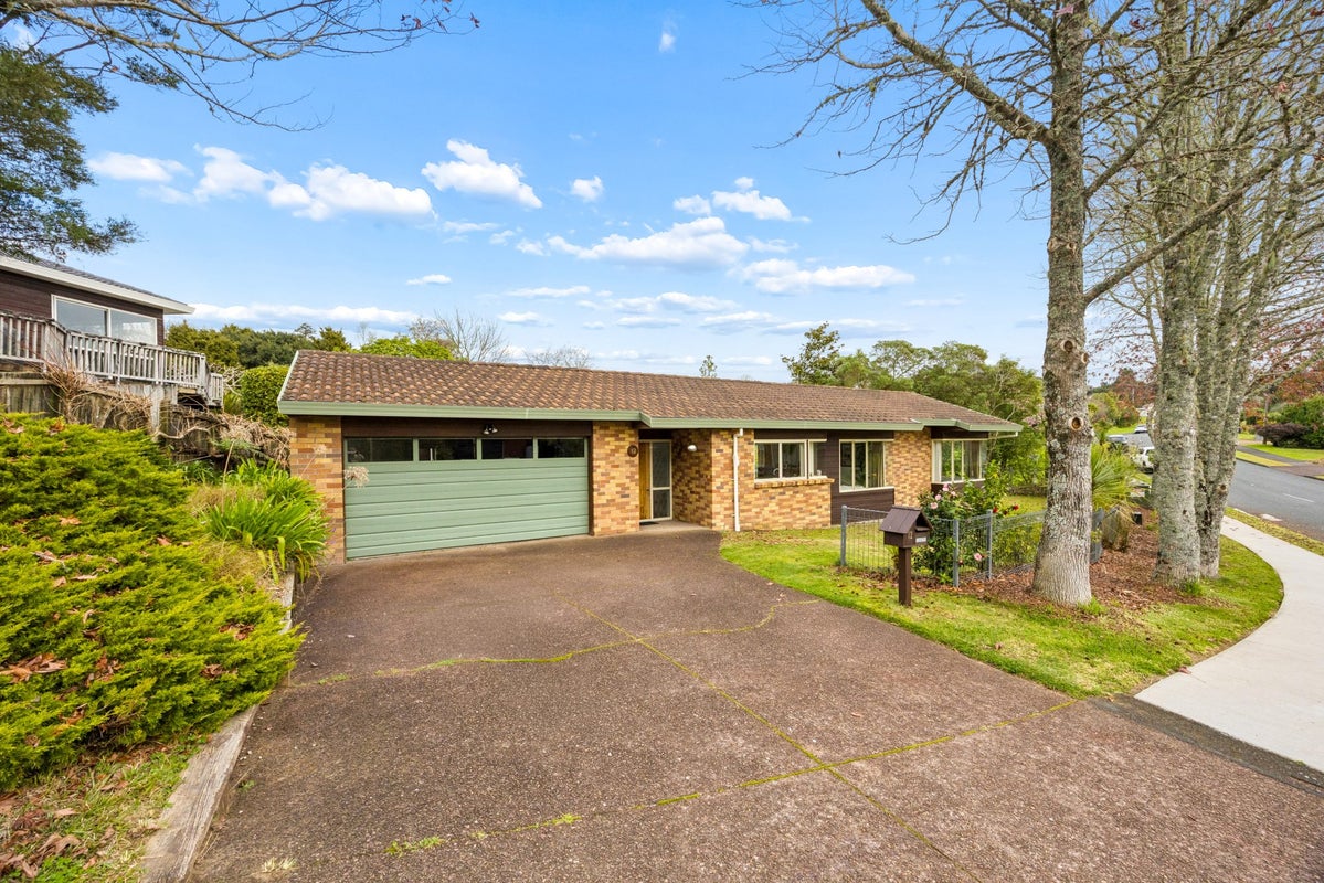 12 Woodfern Crescent, Titirangi, Auckland - Carousel 1