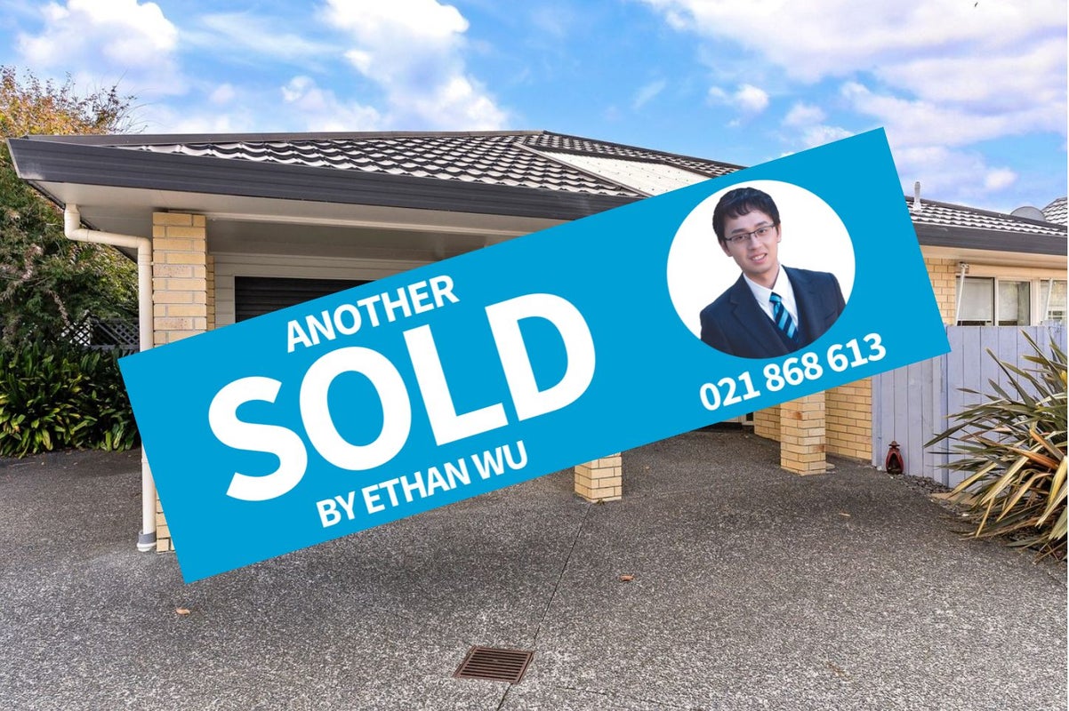 1/20 Solana Court, Botany Downs, Auckland - Carousel 1