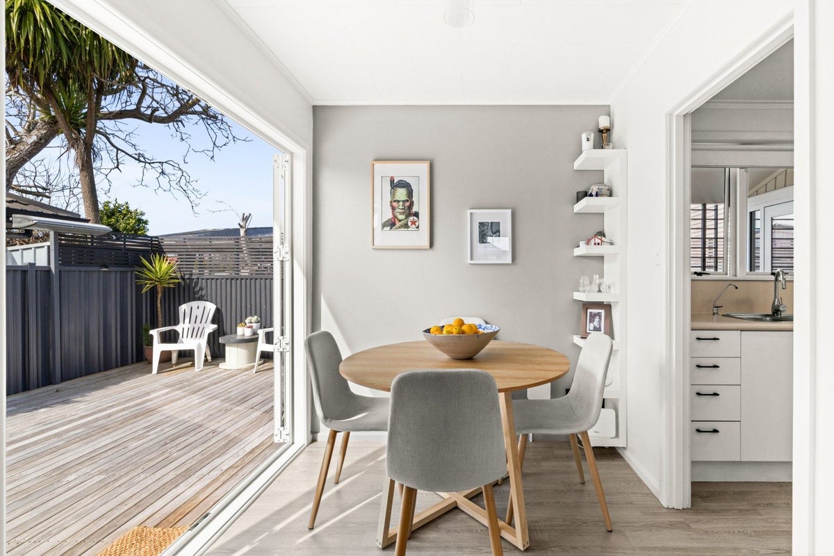 806 Grove Road, Mayfair, Hastings - Carousel 2