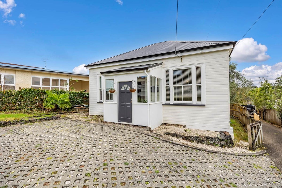 1/72 Gladstone Road, Northcote, Auckland - Carousel 30