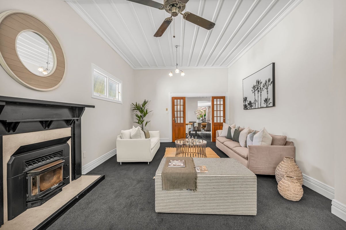 702 Avenue Road West, Saint Leonards, Hastings - Carousel 1