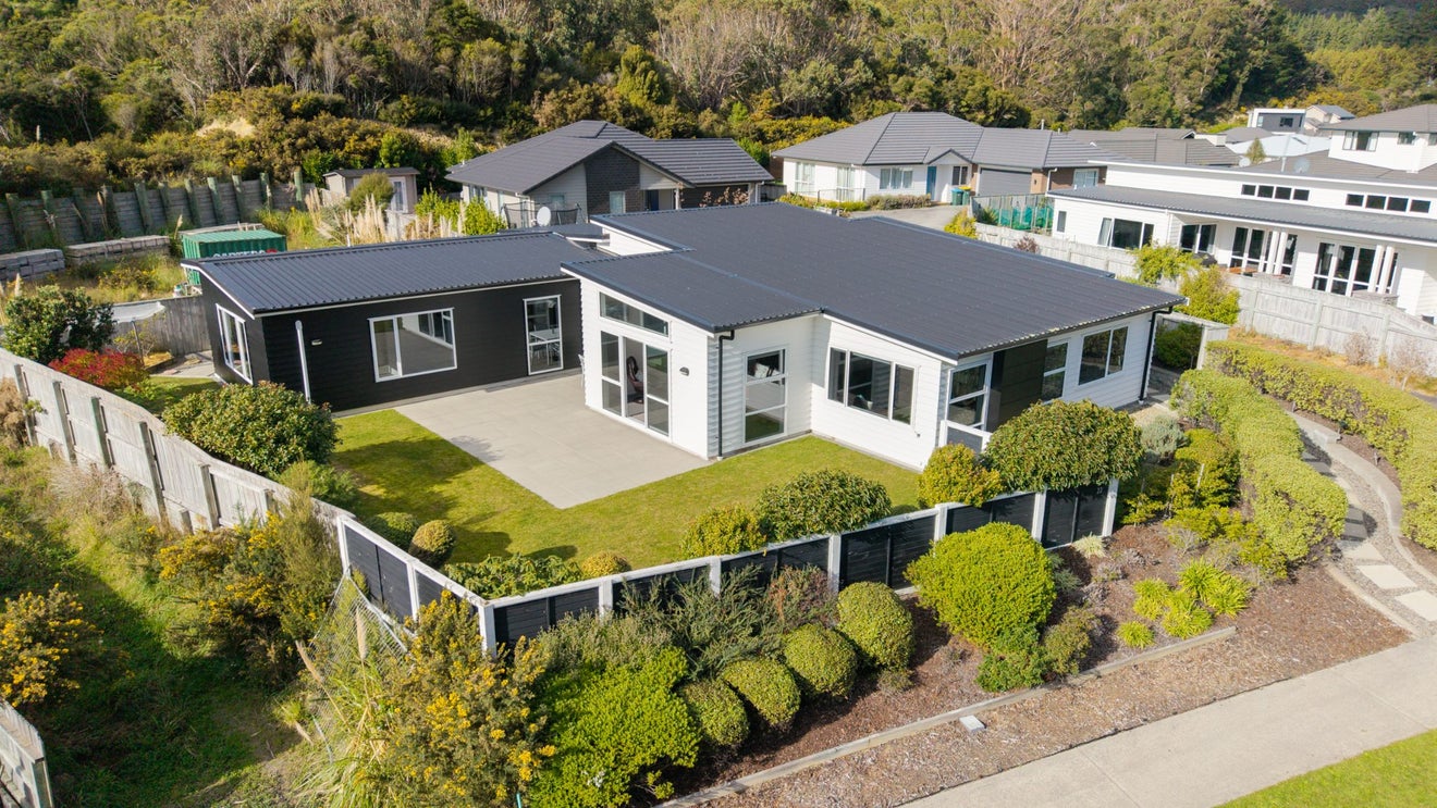 22 Banks Boulevard, Whitby, Porirua - Carousel 1