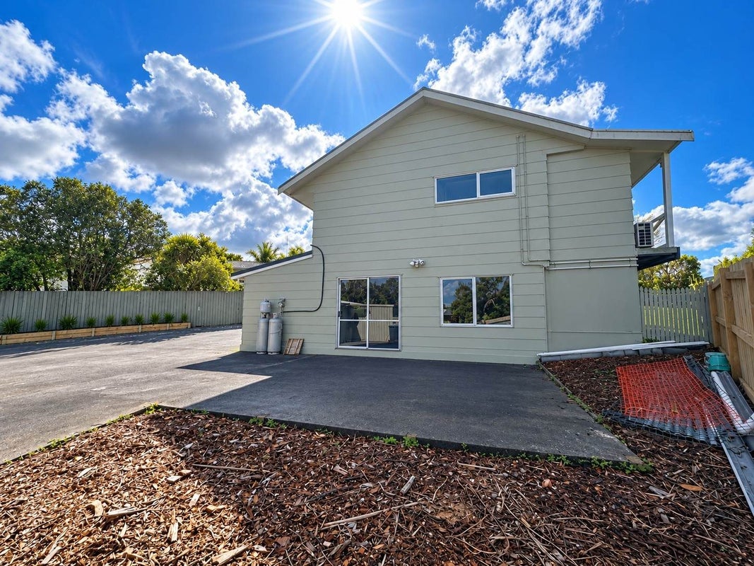 35 Cyclarama Crescent, Massey, Auckland - Carousel 2