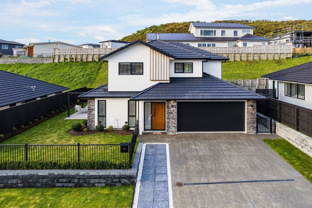 11 Te Hoiere Street, Aotea, Porirua - Carousel 2