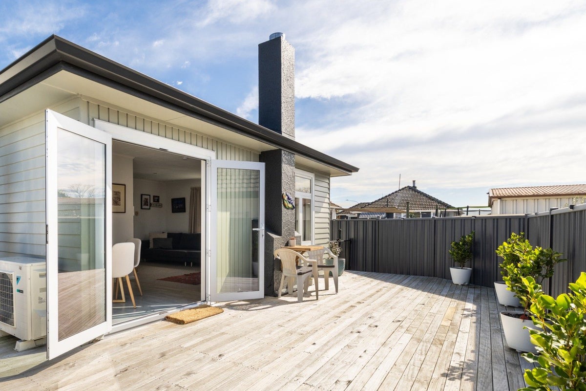 806 Grove Road, Mayfair, Hastings - Carousel 1