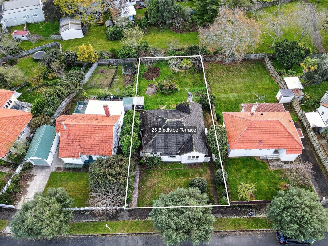 25 Bledisloe Terrace, Hamilton East, Hamilton - Carousel 3