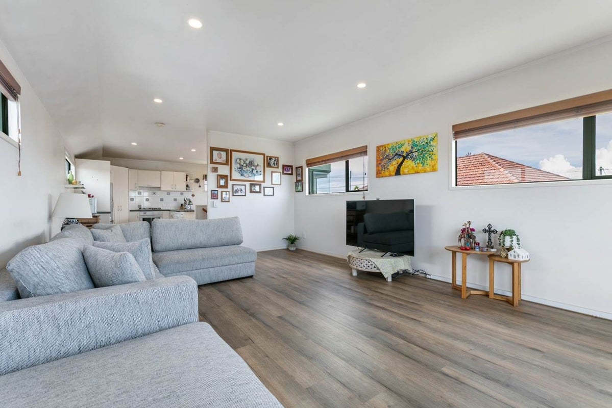 2/267 Glenfield Road, Hillcrest, Auckland - Carousel 2