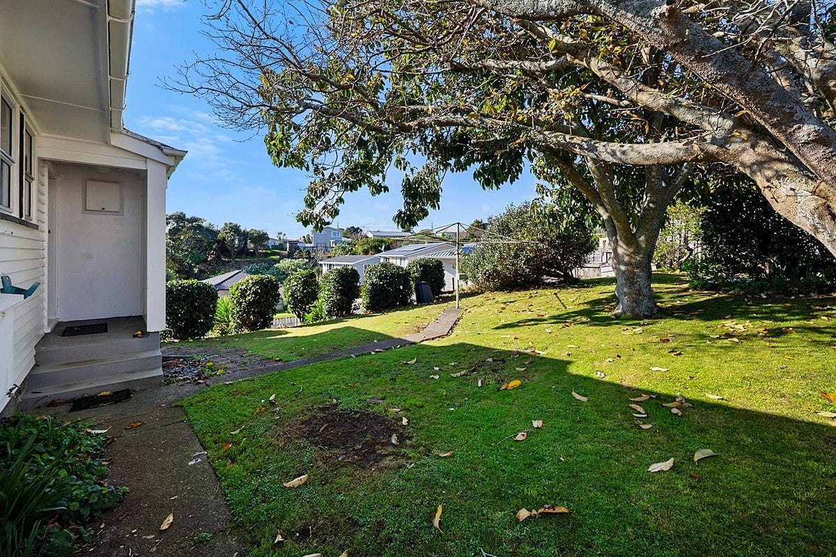 4 Clerke Place, Marfell, New Plymouth - Carousel 2