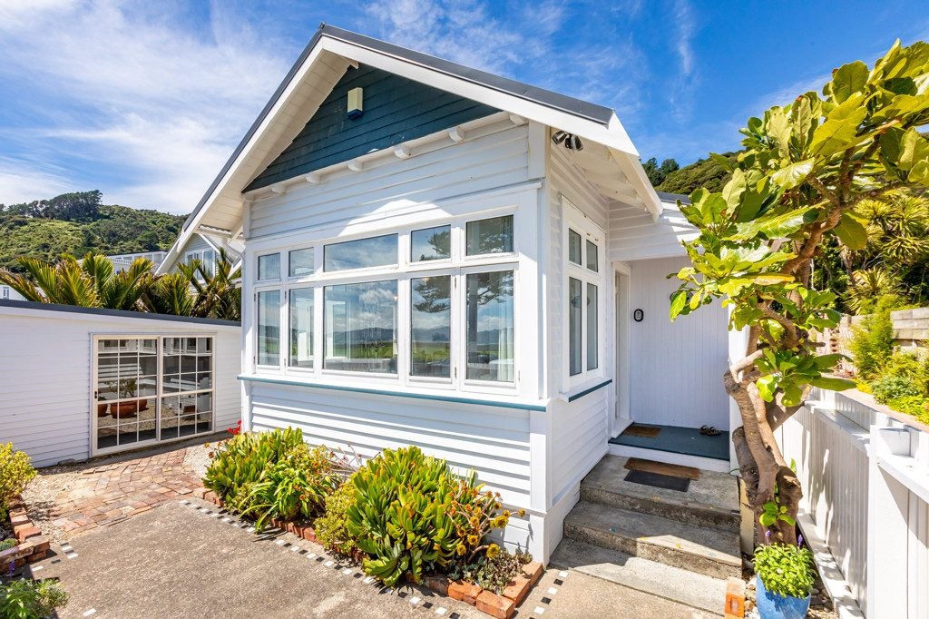 1/57 Marine Parade, Eastbourne, Lower Hutt - Carousel 1