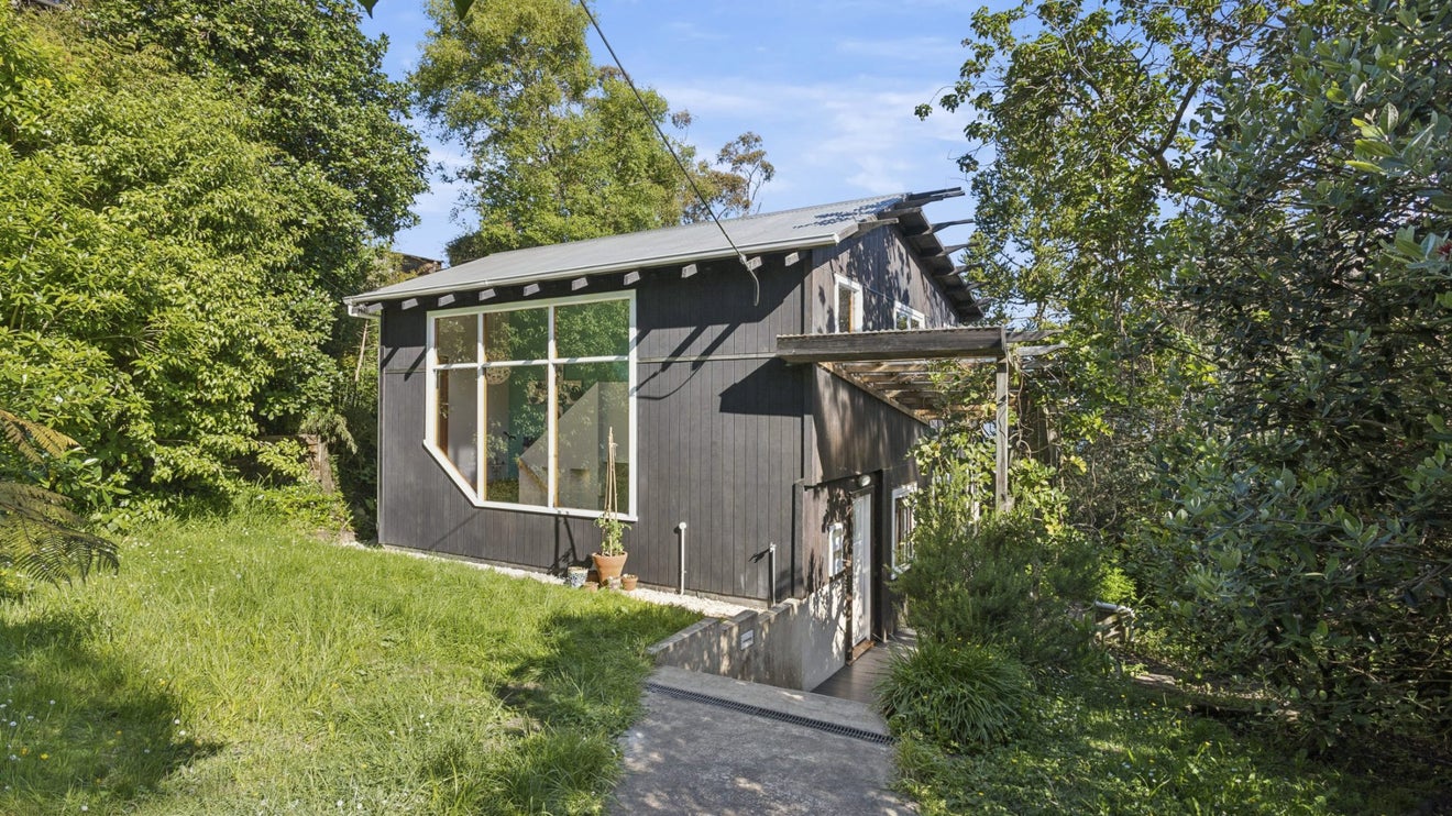 674 South Titirangi Road, Titirangi, Auckland - Carousel 1