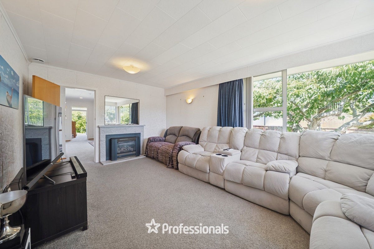 15 Wetherby Grove, Wainuiomata, Lower Hutt - Carousel 2