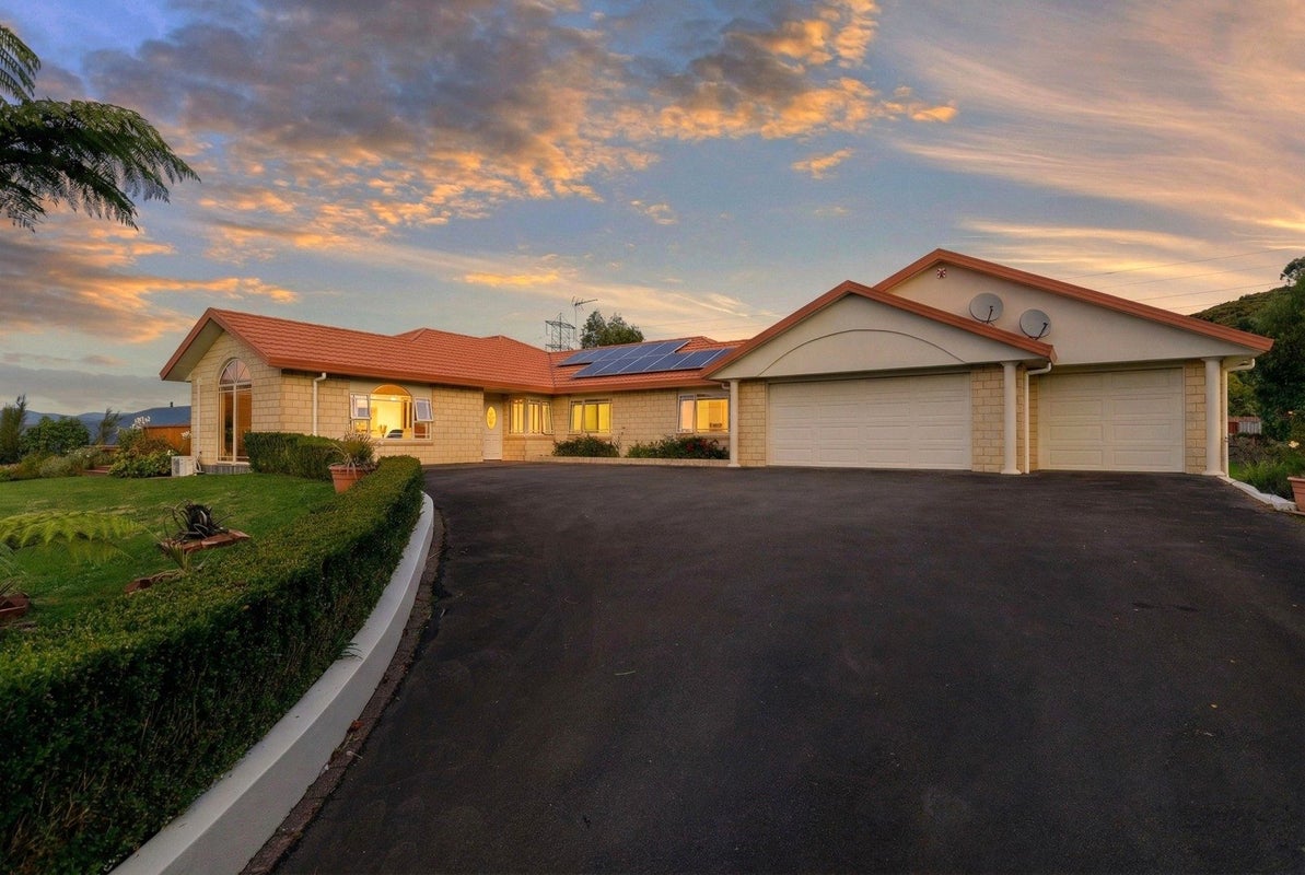 85 Emerald Hill Drive, Birchville, Upper Hutt - Carousel 1
