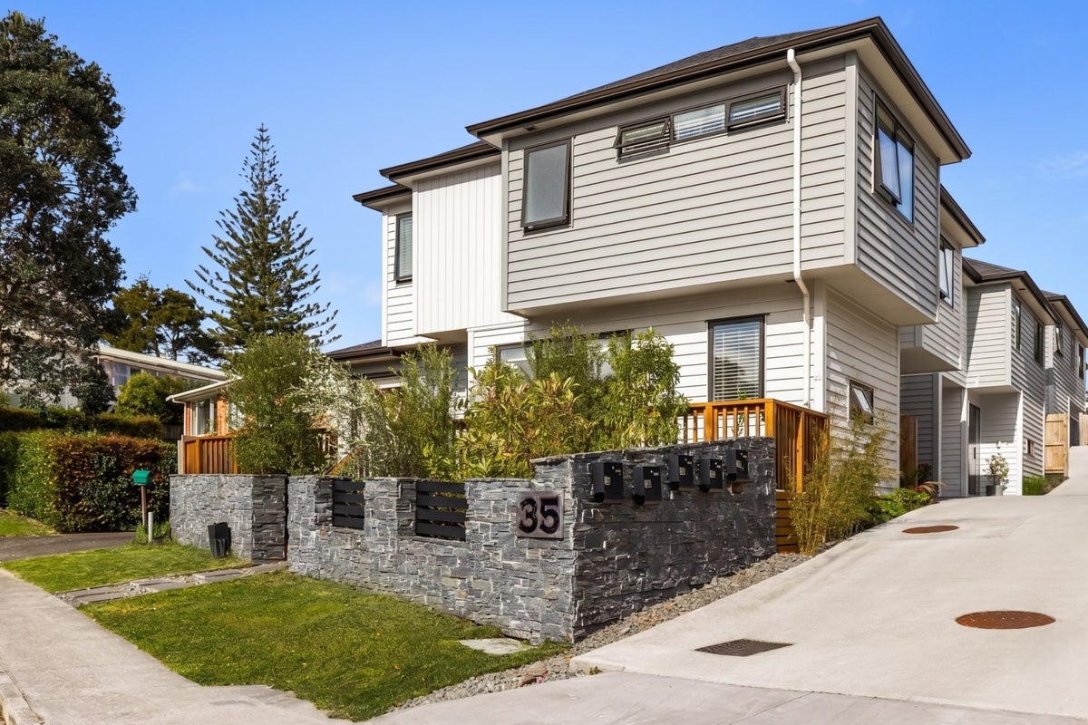 35 Noall Street, Te Atatu Peninsula, Auckland - Carousel 1
