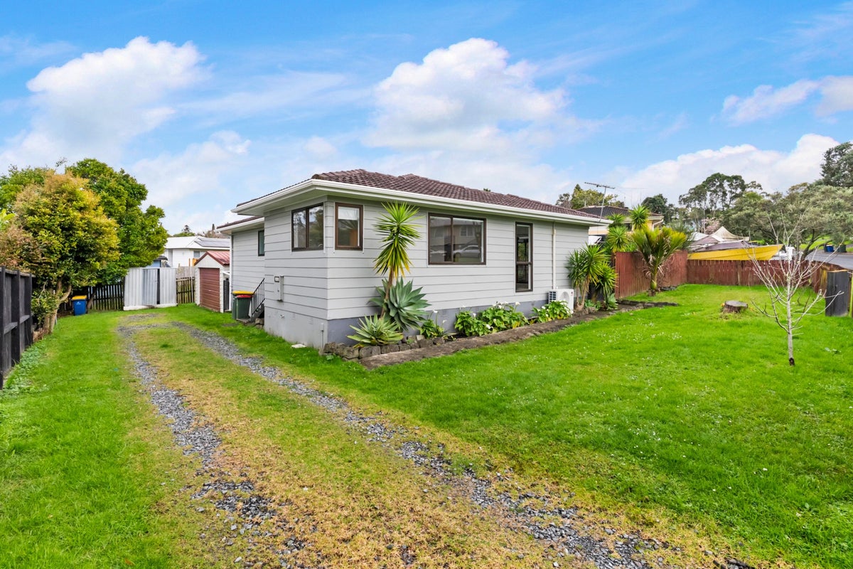 21 Fitzherbert Avenue, West Harbour, Auckland - Carousel 1