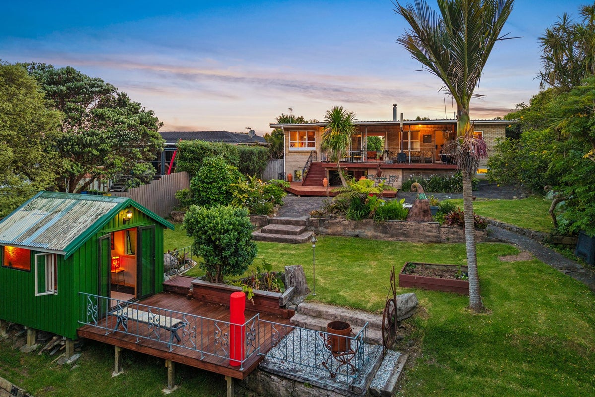 10 Rauhuia Crescent, Parau, Auckland - Carousel 2