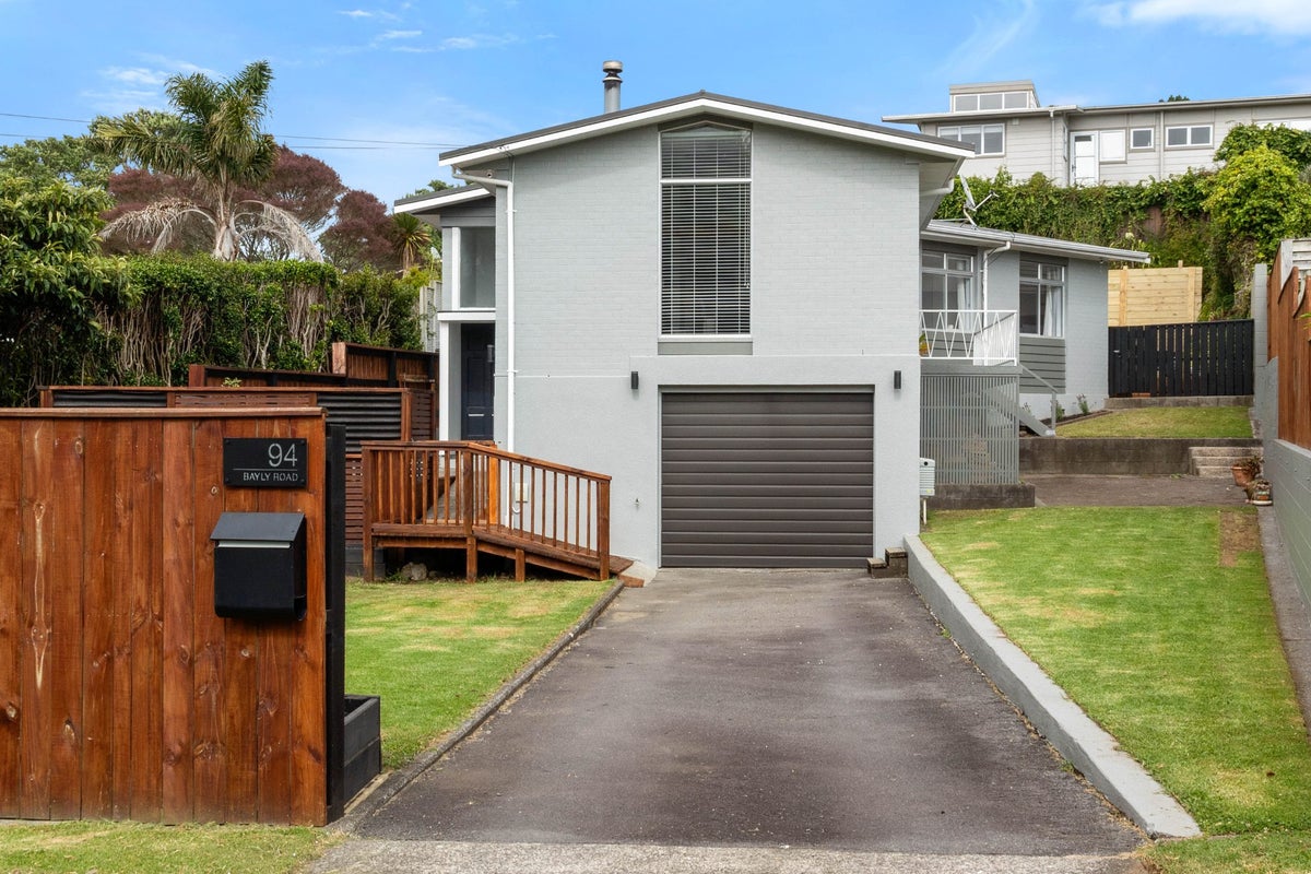 94 Bayly Road, Blagdon, New Plymouth - Carousel 1