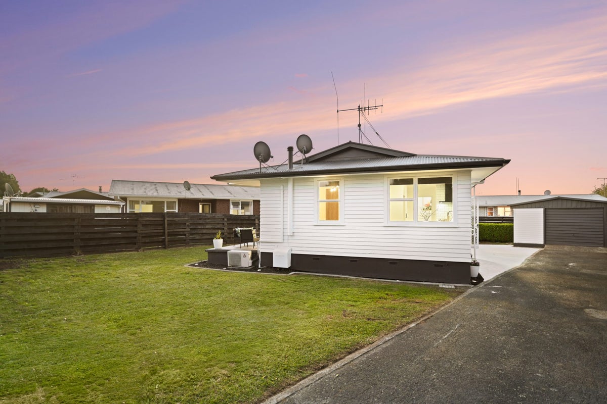 112 Saxbys Road, Deanwell, Hamilton - Carousel 1