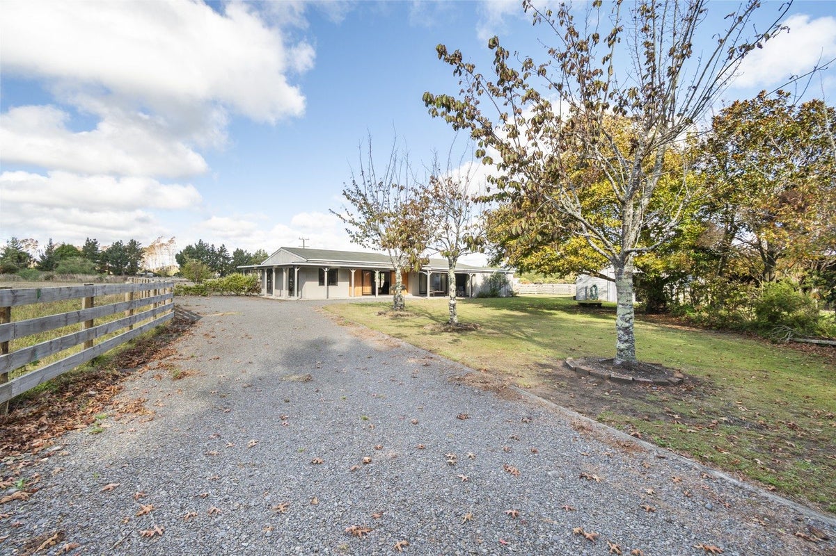 363 Brandon Hall Road, Bulls - Carousel 1