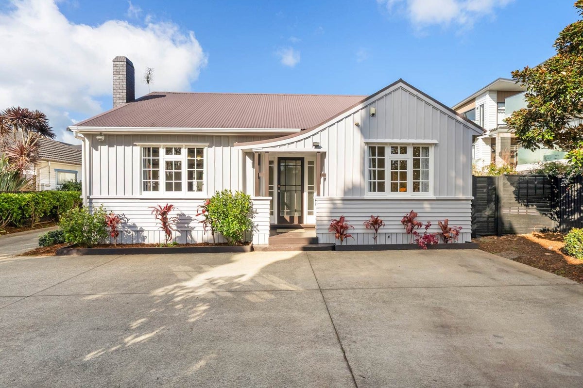 10A Ropata Avenue, Point England, Auckland - Carousel 1