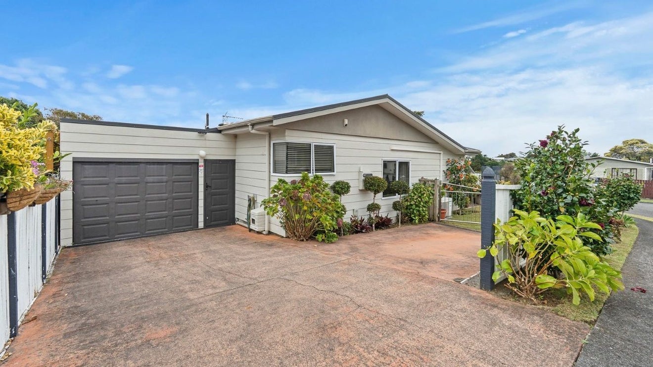 3 Jensen Place, Frankleigh Park, New Plymouth - Carousel 1