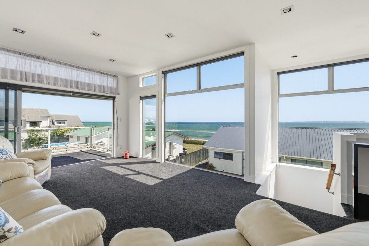31 Karewa Parade, Papamoa Beach, Papamoa - Carousel 1