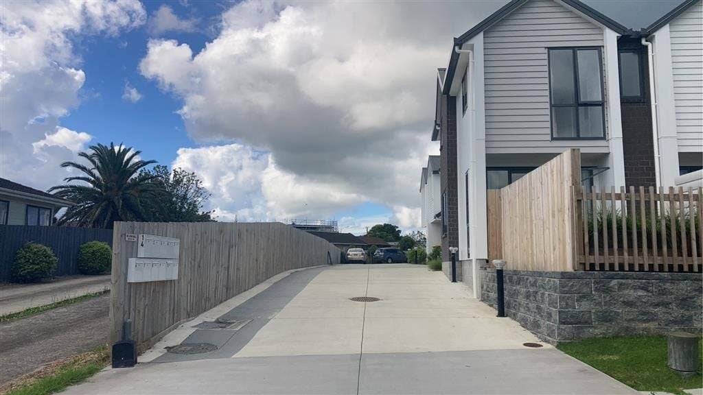 2/12 Frostbite Place, Ranui, Auckland - Carousel 1