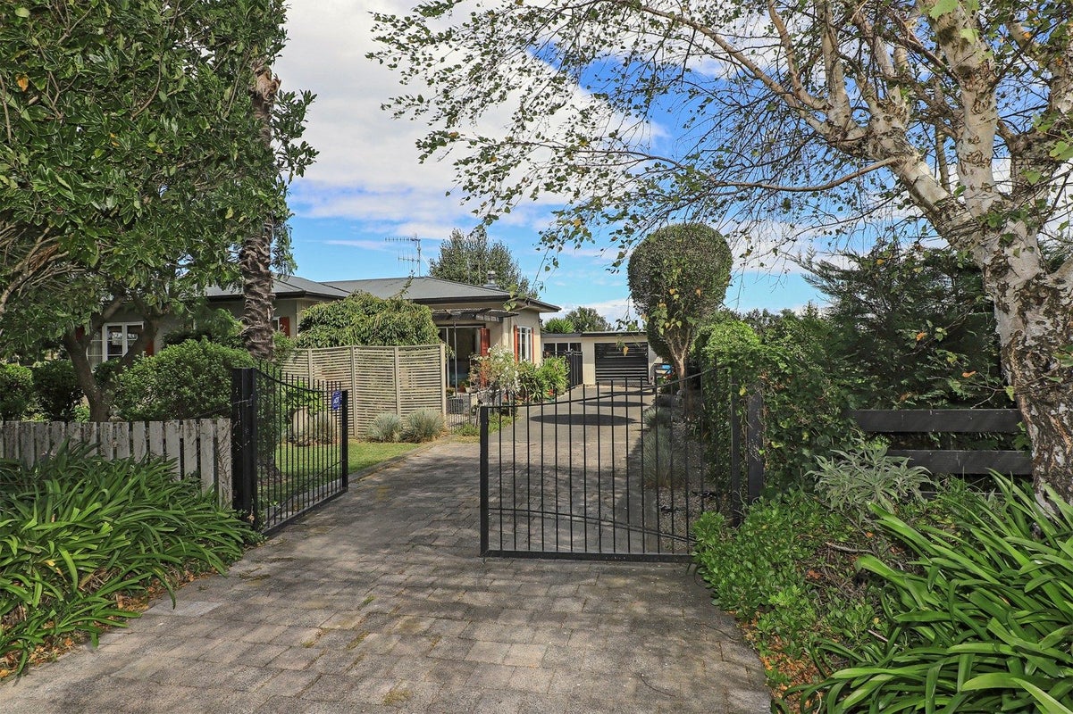 23 The Loop, Meeanee, Napier - Carousel 1