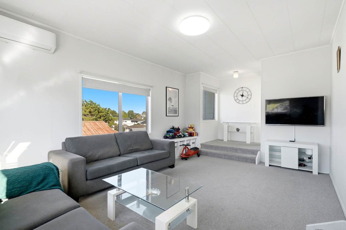 16 Aronia Way, Goodwood Heights, Auckland - Carousel 1
