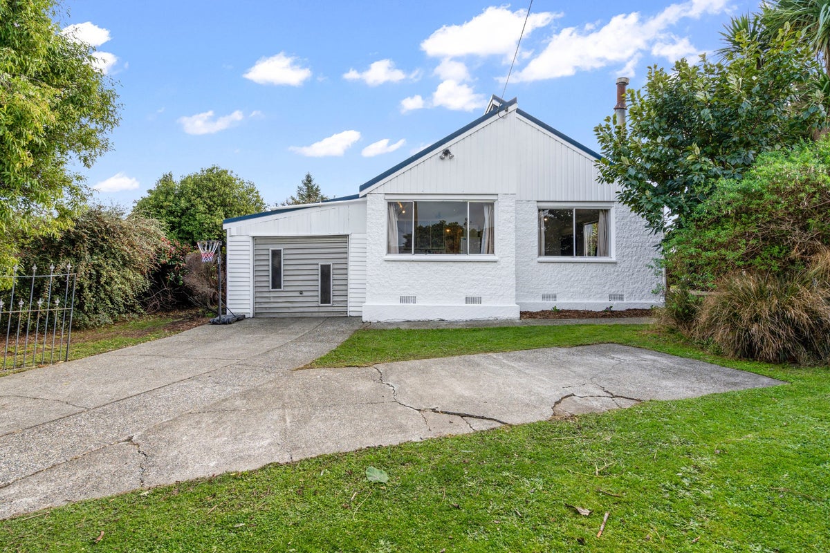 42 Avon Road, Clifton, Invercargill - Carousel 1