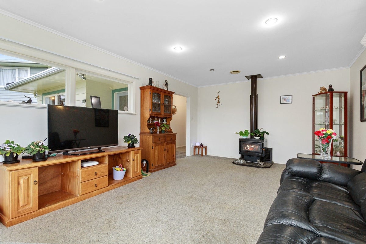 74 Raroa Terrace, Tawa, Wellington - Carousel 2
