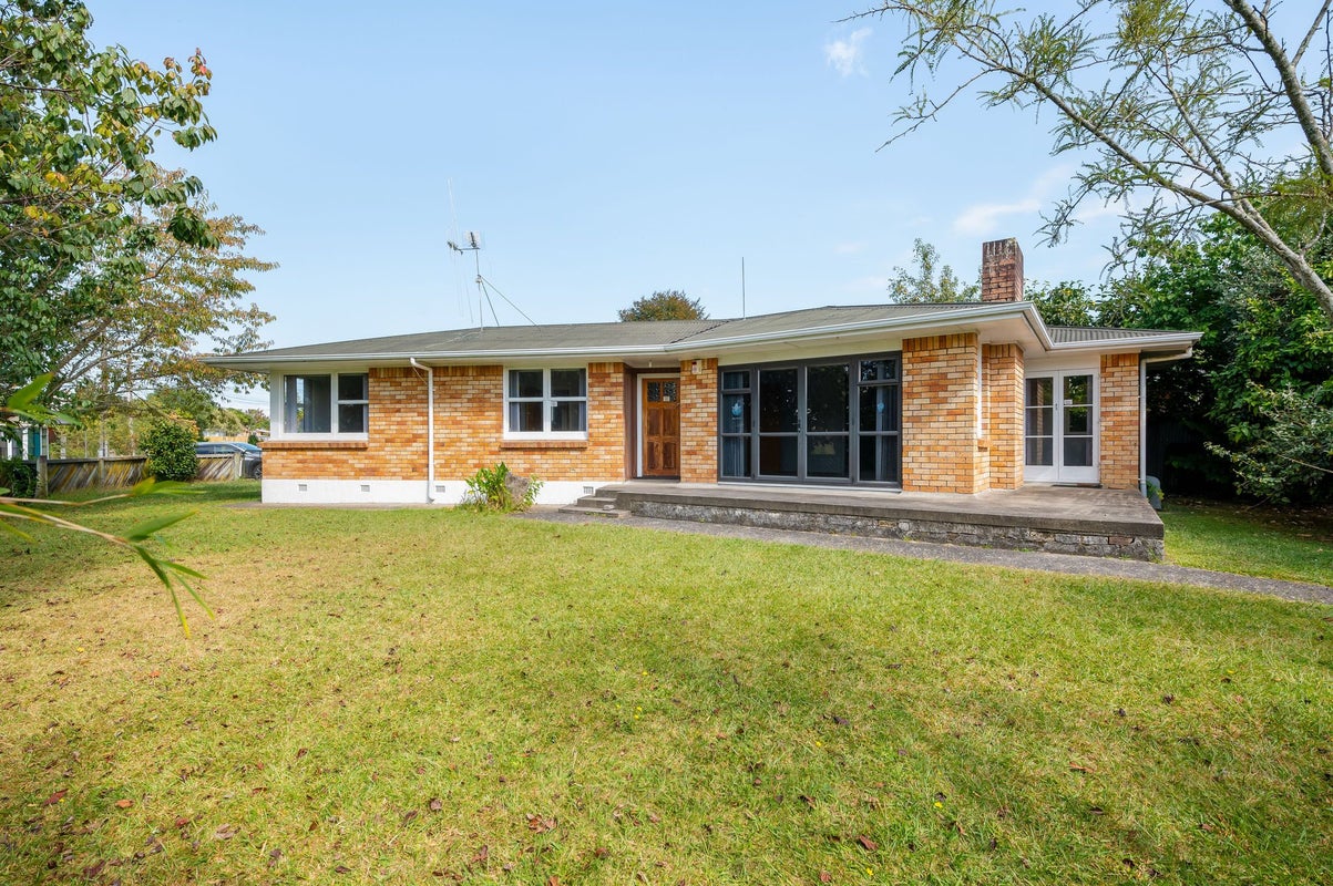 8 Winstone Avenue, Chartwell, Hamilton - Carousel 1
