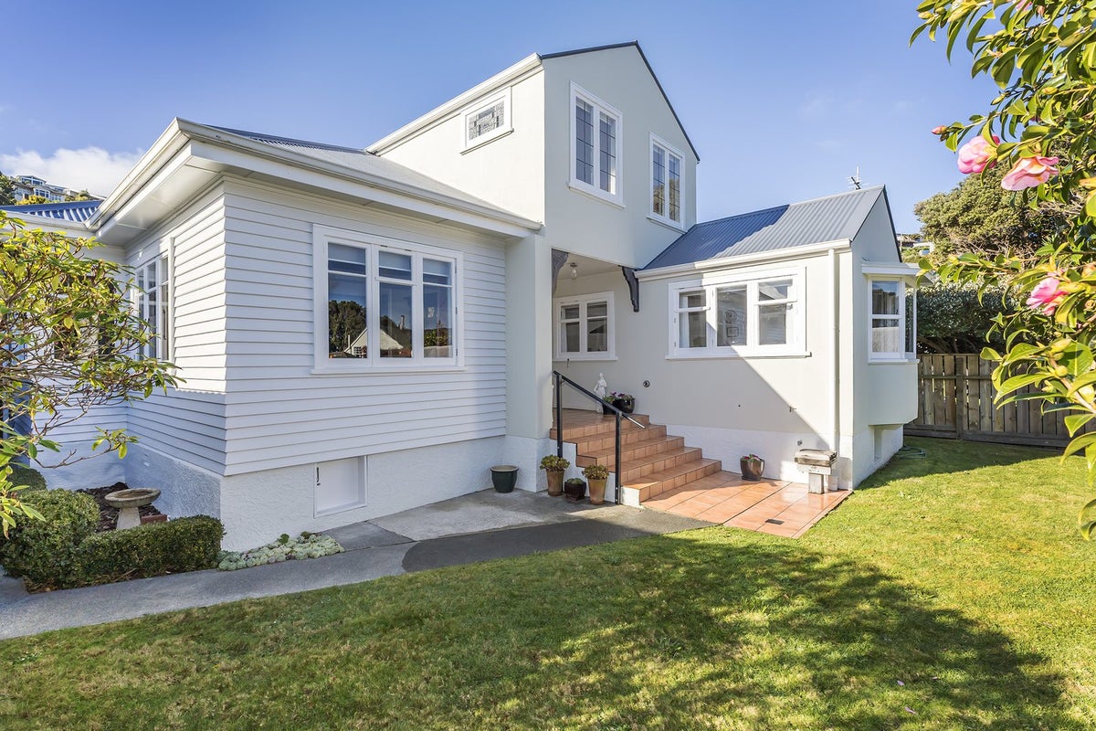 6 Ashleigh Crescent, Miramar, Wellington - Carousel 1
