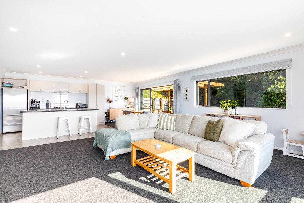 14 Gennaker Lane, Whitby, Porirua - Carousel 2