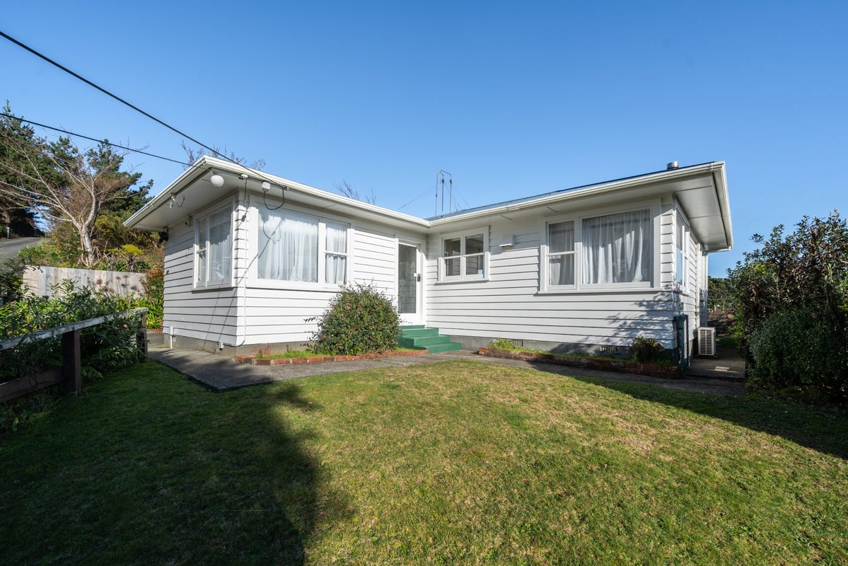 128 Helston Road, Paparangi, Wellington - Carousel 1