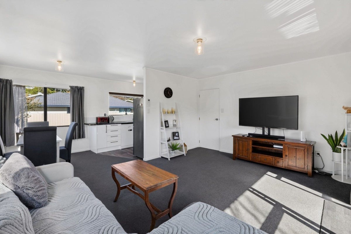 8A Solomon Street, Brookfield, Tauranga - Carousel 2