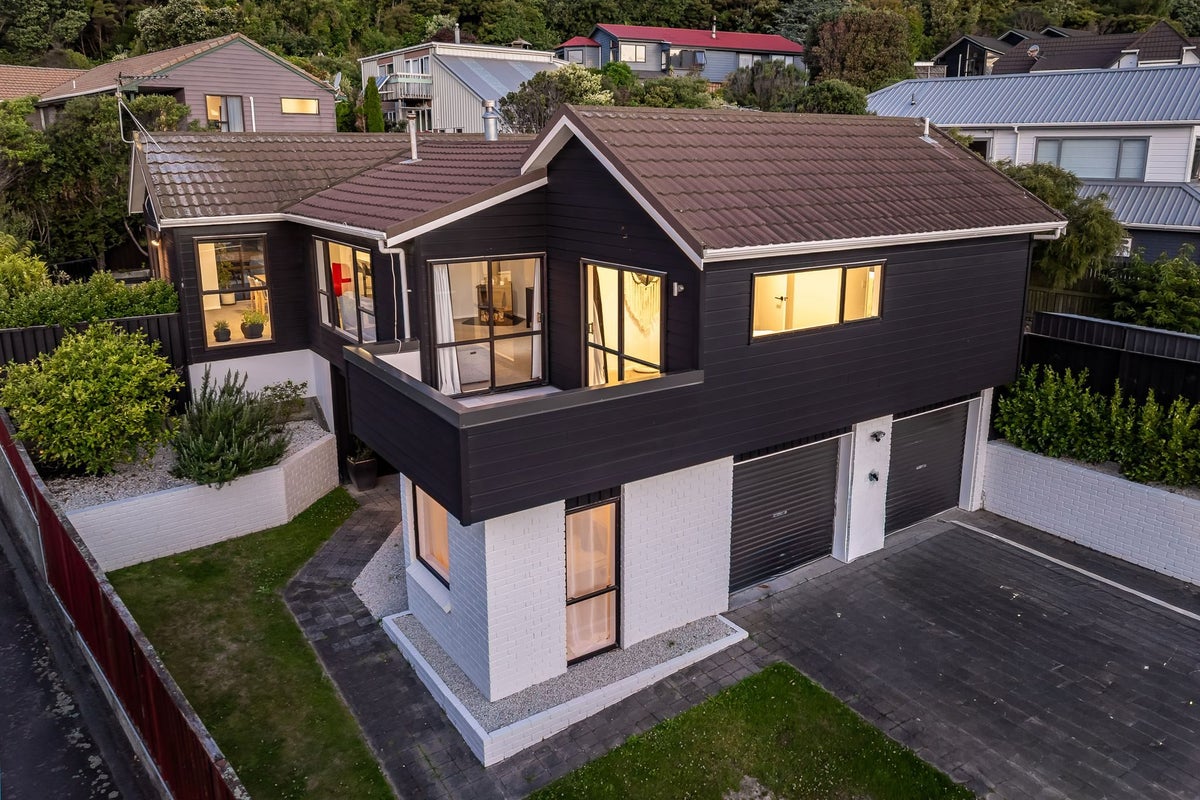 13 Kinnel Grove, Papakowhai, Porirua - Carousel 1