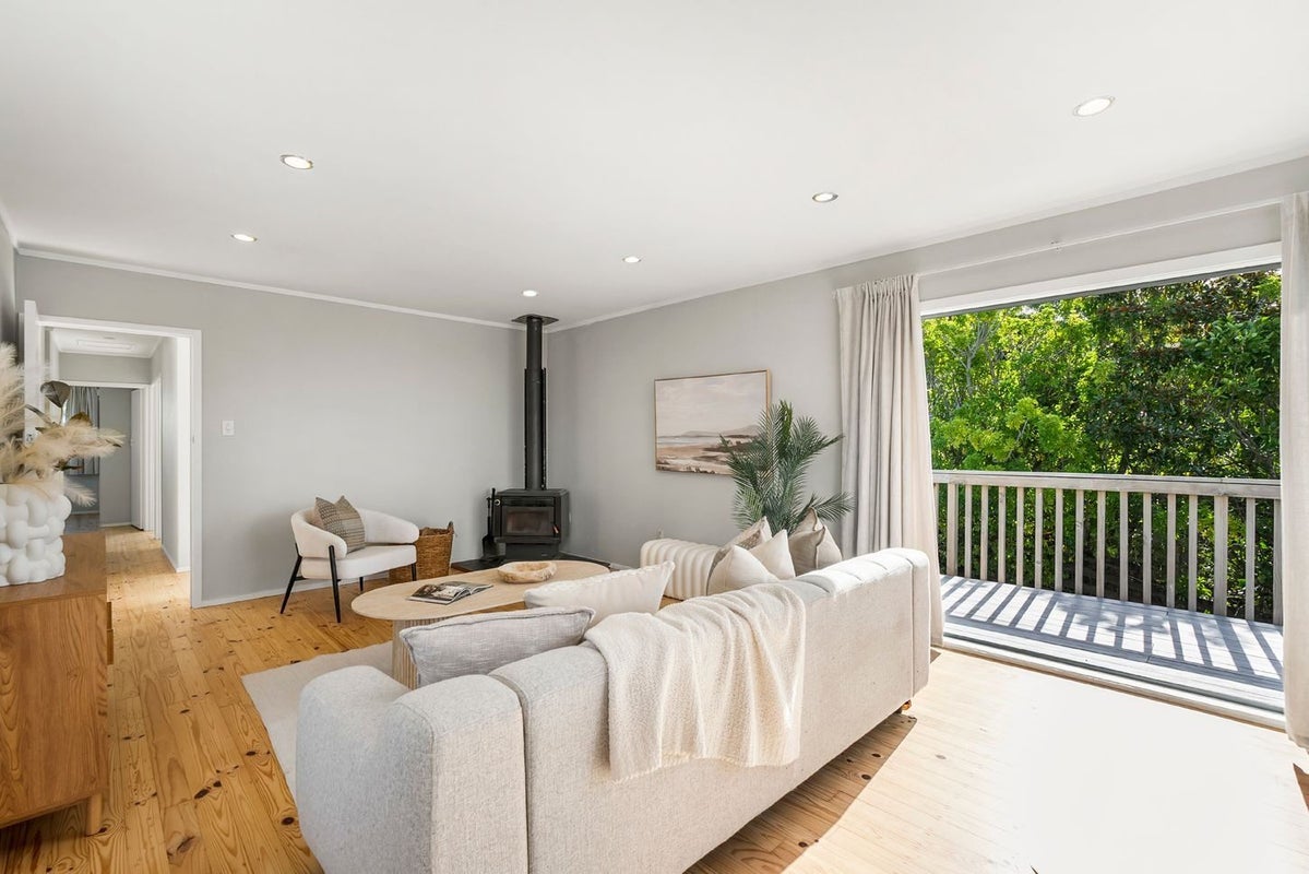 897 East Coast Road, Northcross, Auckland - Carousel 2
